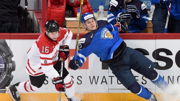 В полуфинале молодежного ЧМ по хоккею встретятся Финляндия и Швеция