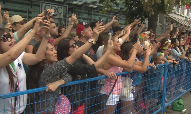 vancouver-pride-parade-take-picture-of-justin-trudeau