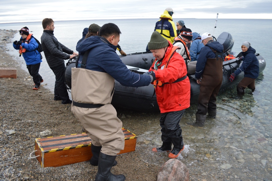 cyrstal-serenity-passengers-at-cambridge-bay