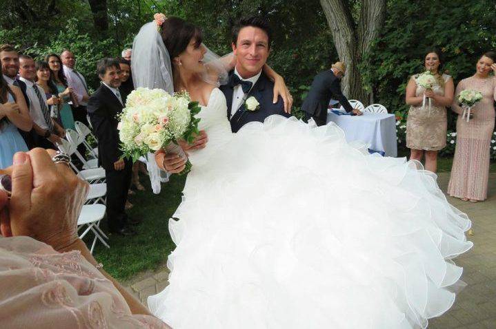 wedding-holding-bride