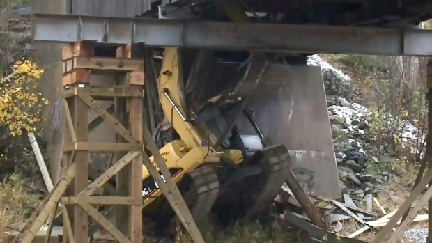 excavator-stuck-in-bridge