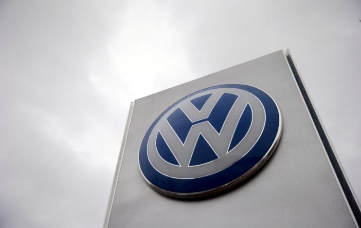 A VW sign is seen outside a Volkswagen dealership in London, Britain, November 5, 2015.  REUTERS/Suzanne Plunkett/File photo