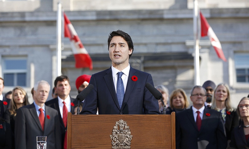 Prime Minister Justin Trudeau speaks to the crowds outside Rideau Hall after the Cabinet's swearing-in ceremony in Ottawa November 4, 2015. REUTERS/Blair Gable