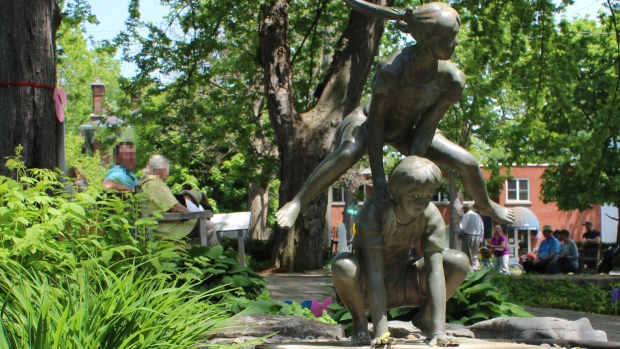 kingston-leapfrog-statue