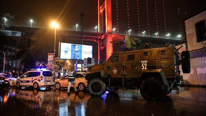 epa05693518 Policemen secure the area after a gun attack on Reina, a popular night club in Istanbul near the Bosphorus, early morning in Istanbul, Turkey 01 January 2017. At least two people were killed and dozens others were wounded in the attack, local media reported. EPA/STR