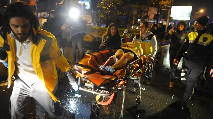 epa05693612 Medics carry a wounded victim on a stretcher to an ambulance after a gun attack on Reina, a popular night club in Istanbul, near by the Bosphorus, in Istanbul, Turkey, 01 January 2017. At least 35 people were killed and 40 others were wounded in the attack, local media reported. EPA/MURAT ERGIN/IHLAS NEWS AGENCY TURKEY OUT