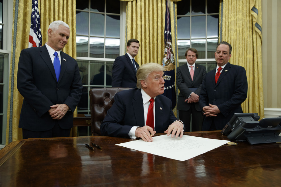 Trump Sign Oval Office