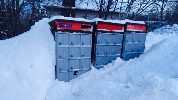 nb-snowed-in-mailbox