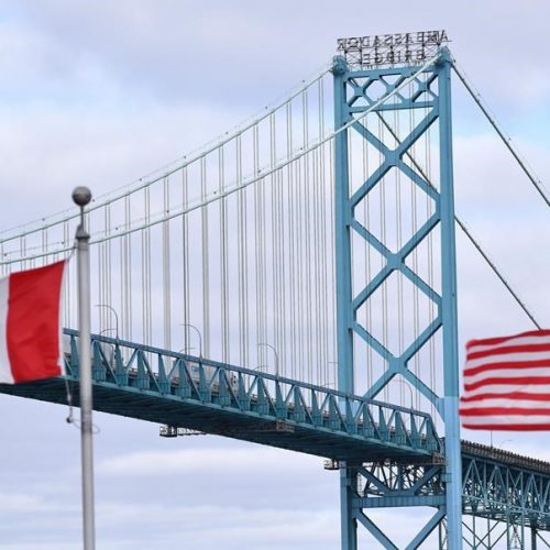 ЧИСЛО МИГРАНТОВ, КОТОРЫМ ЗАПРЕЩЕНО ВЪЕЗЖАТЬ В США ИЗ КАНАДЫ, РЕЗКО УПАЛО