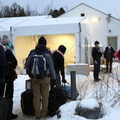 Числао просителей убежища, пересекающих границу, достигло в Канаде максимума