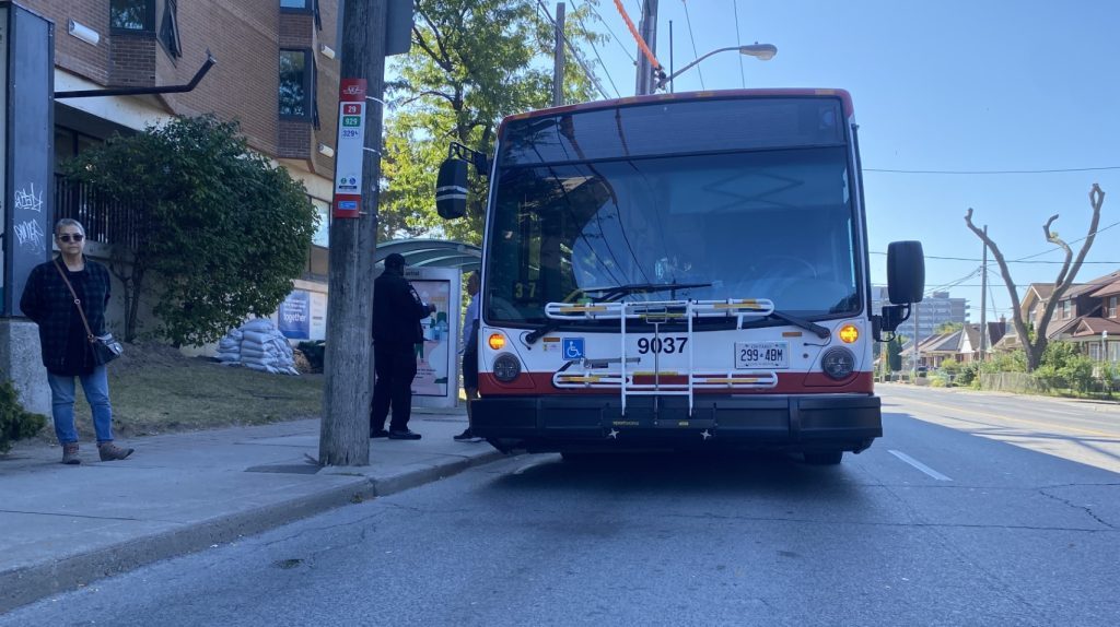 В ГОРОДСКОМ АВТОБУСЕ В ТОРОНТО СНОВА НАПАДЕНИЕ RussianWeek.ca