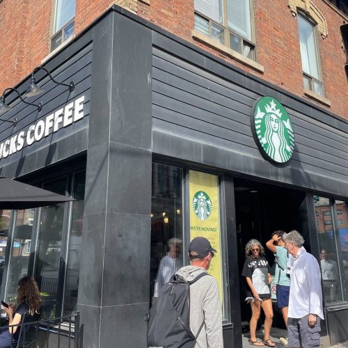 STARBUCKS ЗАКРЫВАЕТ ЧАСТЬ КОФЕЕН И УВОЛЬНЯЕТ 900 СОТРУДНИКОВ