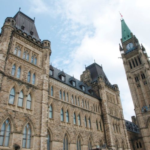 КАНАДСКИЙ ПАРЛАМЕНТ ГОЛОСУЕТ ЗА ПЕРВЫЙ БЮДЖЕТ МАРКА КАРНИ 