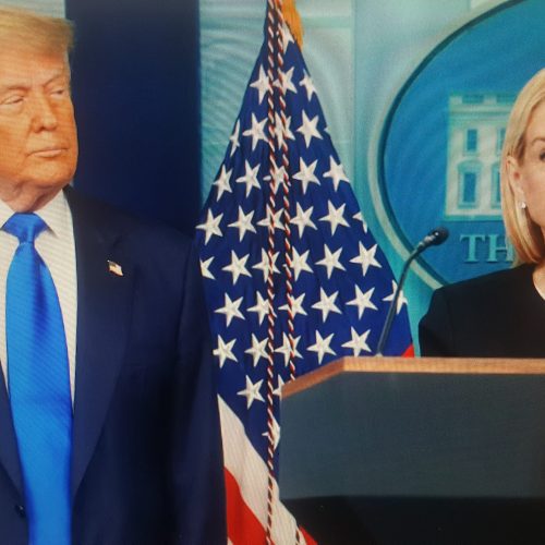ГЕНЕРАЛЬНЫЙ ПРОКУРОР США СКАЗАЛА ТРАМПУ, ЧТО ЕГО ИМЯ ЕСТЬ В ФАЙЛАХ ЭПШТЕЙНА, СООБЩАЕТ WSJ