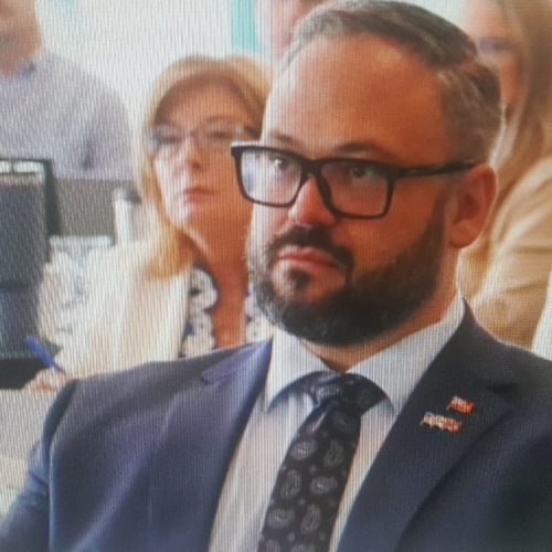 В ОНТАРИО  ДЕПУТАТУ ПАРЛАМЕНТА ПРОВИНЦИИ ПРЕДЪЯВЛЕНЫ ОБВИНЕНИЯ В НАПАДЕНИИ