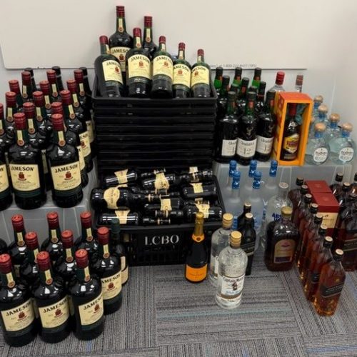 В СЕВЕРНОМ ЙОРКЕ АРЕСТОВАНЫ ТРОЕ ЗА ТОРГОВЛЮ КРАДЕНЫМ АЛКОГОЛЕМ 