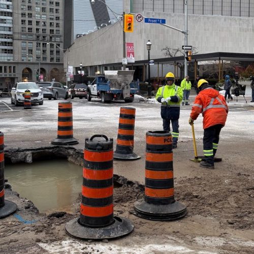 В ЦЕНТРЕ ТОРОНТО ПРОРВАЛО ВОДОПРОВОД