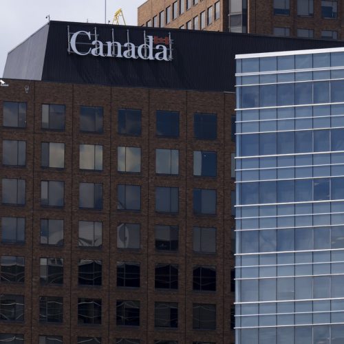 В КАНАДЕ СОКРАТЯТ 12 000 ШТАТНЫХ РАБОТНИКОВ ФЕДЕРАЛЬНЫХ ДЕПАРТАМЕНТОВ И ВЕДОМСТВ