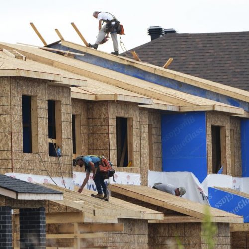 ОНТАРИО И ФЕДЕРАЛЫ СНИЗЯТ ВДВОЕ ПЛАТУ ЗАСТРОЙЩИКАМ НОВЫХ ДОМОВ