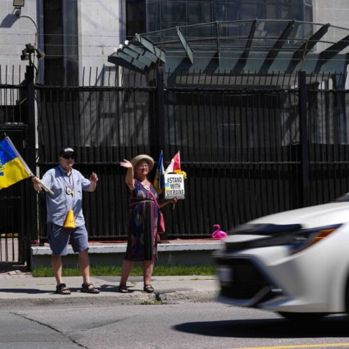 ЕЖЕДНЕВНЫЕ ПРОТЕСТЫ У ПОСОЛЬСТВА РОССИИ В КАНАДЕ НЕ ОСТАНАВЛИВАЛИСЬ 4,5 ГОДА 